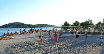 Tribunj plaž Bristak volejbalove ihrysko