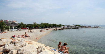 Tribunj plaž Bristak pohlad z plaže na more