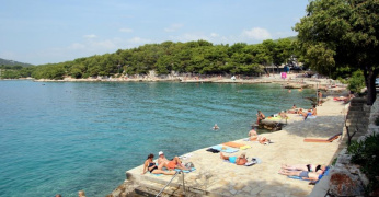 Pohlad na plaz Zamalin zo smeru mesta