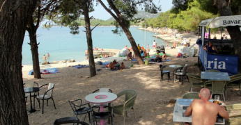 Tribunj plaž Zamalin pohlad  z  kaviarne  na more a plaž