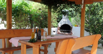 Posedenie  vo dvore (altanok a gril)